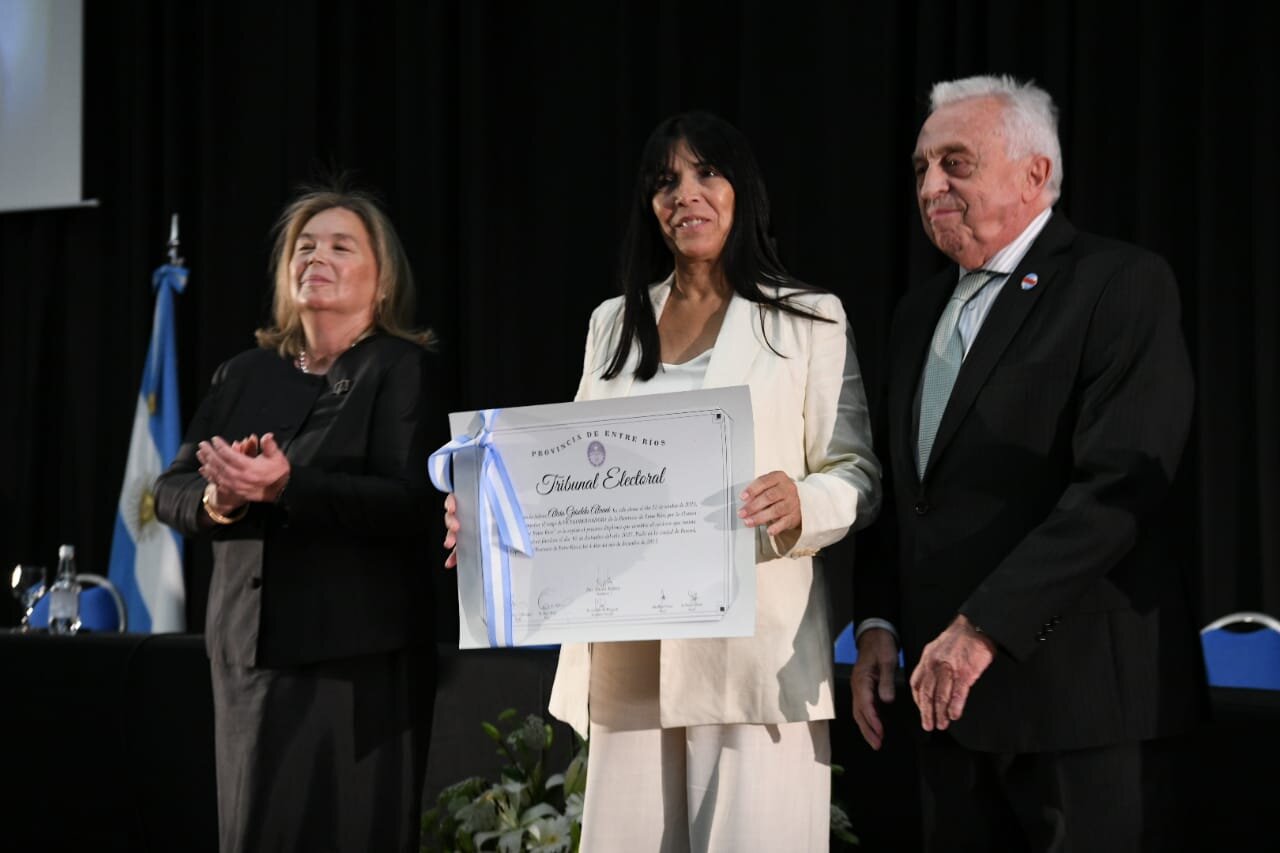 Alicia Aluani Diploma