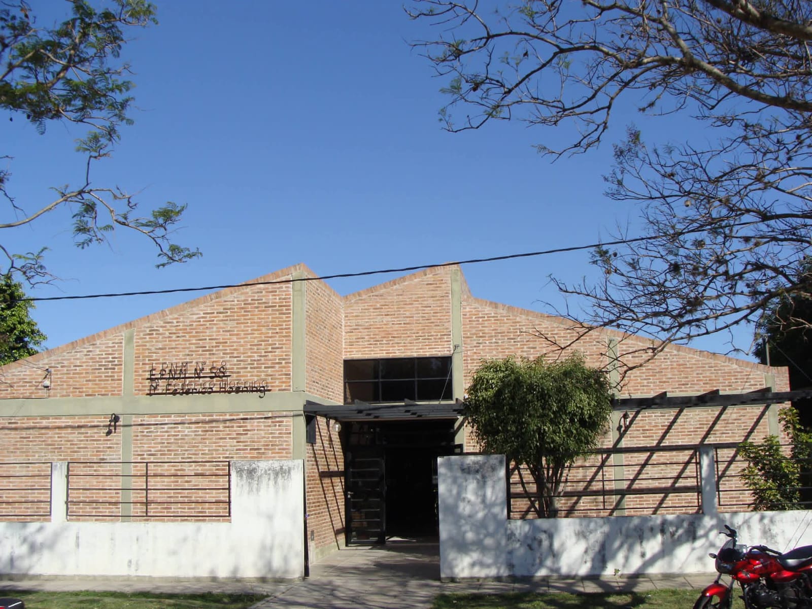 La escuela secundaria para Adultos N° 27 comparte edificio con E.E.T. N° 58 DR. Federico Hoenig, en el turno noche. La Escuela Secundaria para Adultos N° 27 comparte edificio con E.E.T. N° 58 DR. Federico Hoenig, en el turno noche.