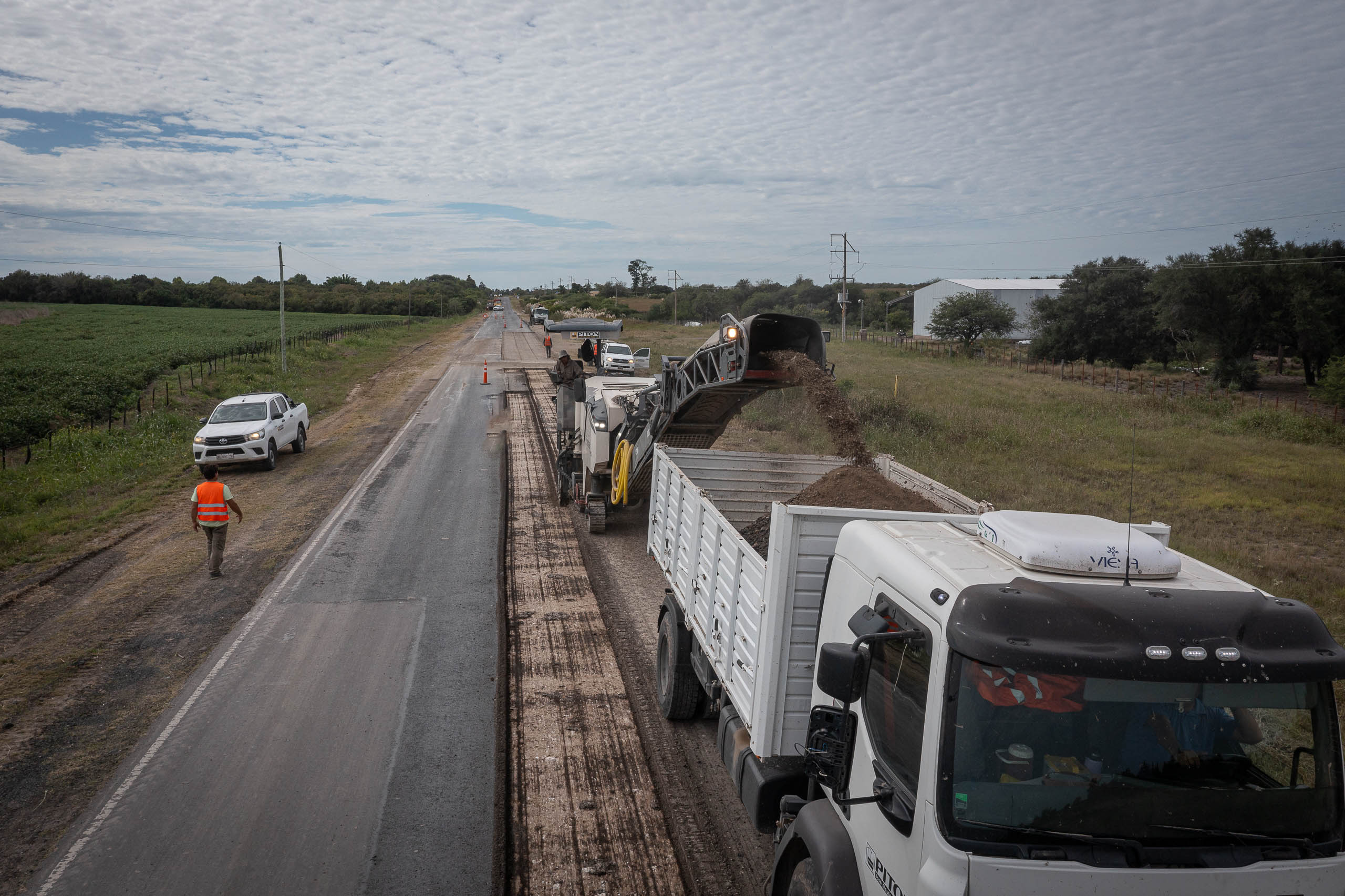 Realizan tareas de bacheo e iluminación en la Ruta A03 que une Piedras ...