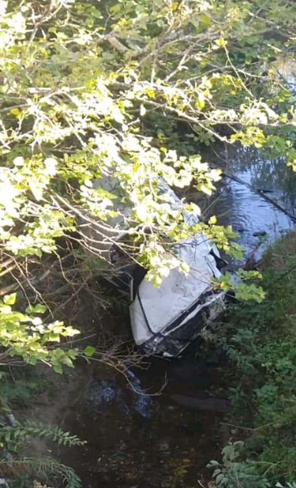 auto caida bajo un puente colorado santa elena