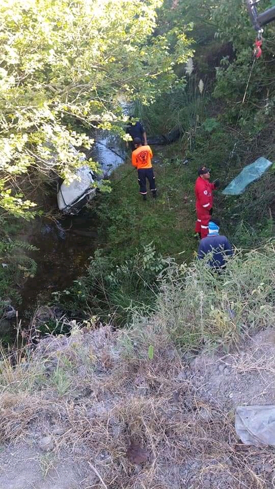 auto caido bajo un puente colorado santa elena