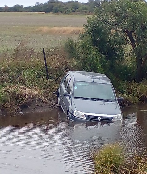 auto cayo al agua tacuaras yacare.jpg