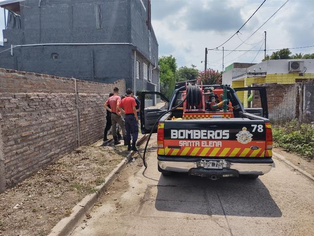 bomberos rescate serpiente santa elena 4 2 22