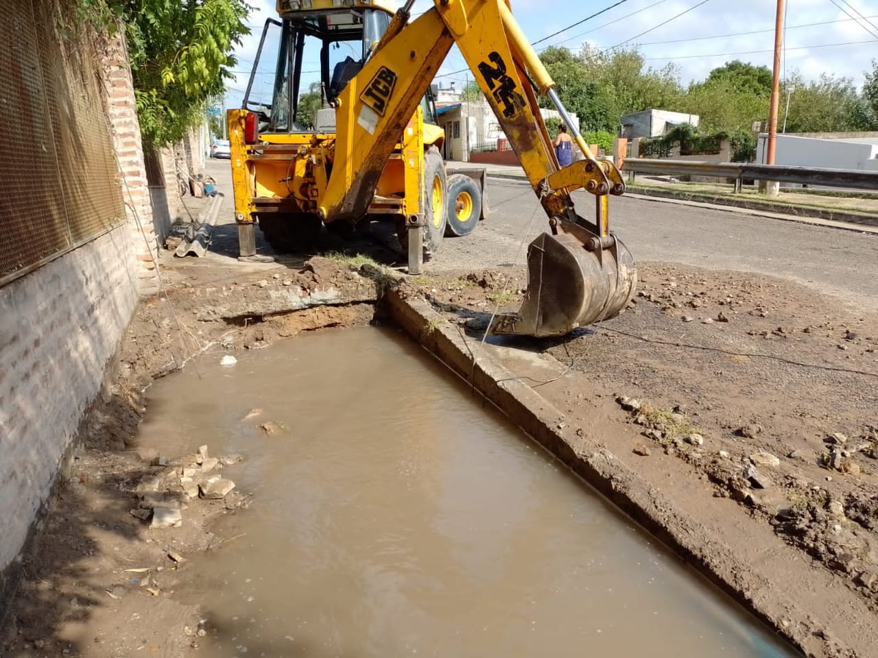 Repararon el caño roto y se restableció el servicio de agua en La Paz
