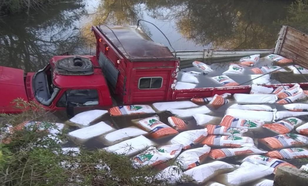 camion cayó arroyo julio 2021.jpeg