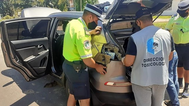 el auto del policia federal escondia 8 millones telefonos y accesorios