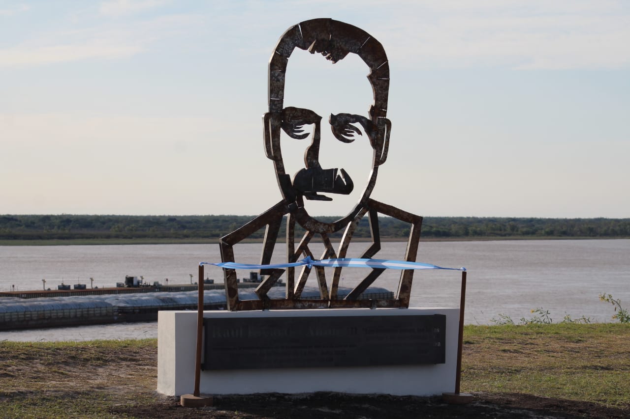 monumento raul alfonsin la paz 2 7 22.jpg
