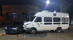 La Paz: una casa rodante con 4 ocupantes chocó con el auto de un policía, cuya acompañante fue hospitalizada